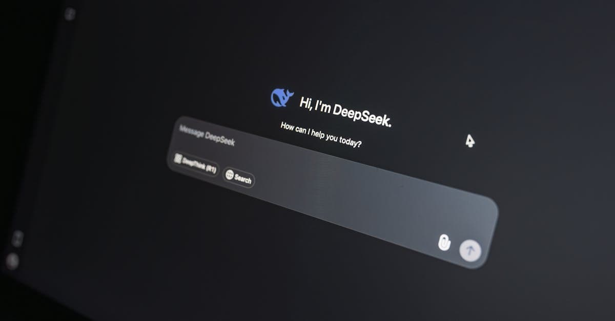 Chat agent selecting a canned response from a shortcut menu