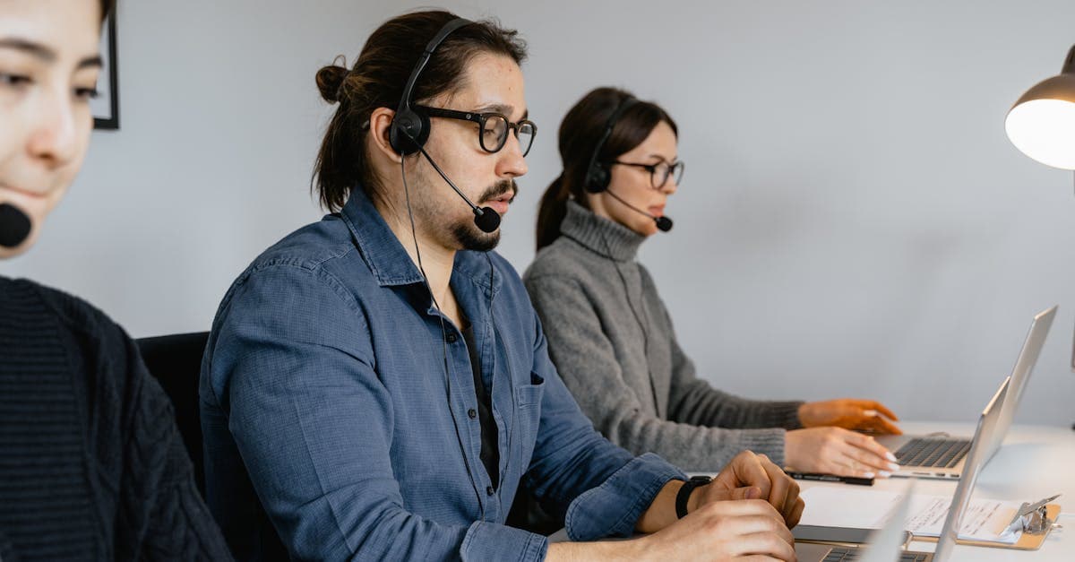 Proactive chat message appearing on a website pricing page