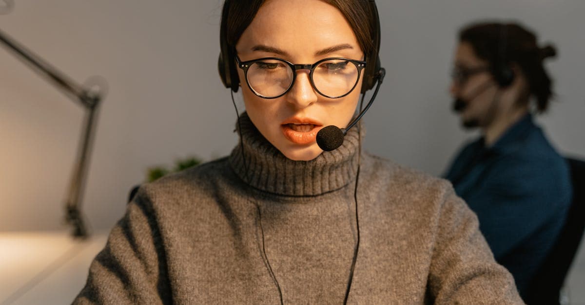 Support agent interface showing a side conversation panel alongside a customer ticket