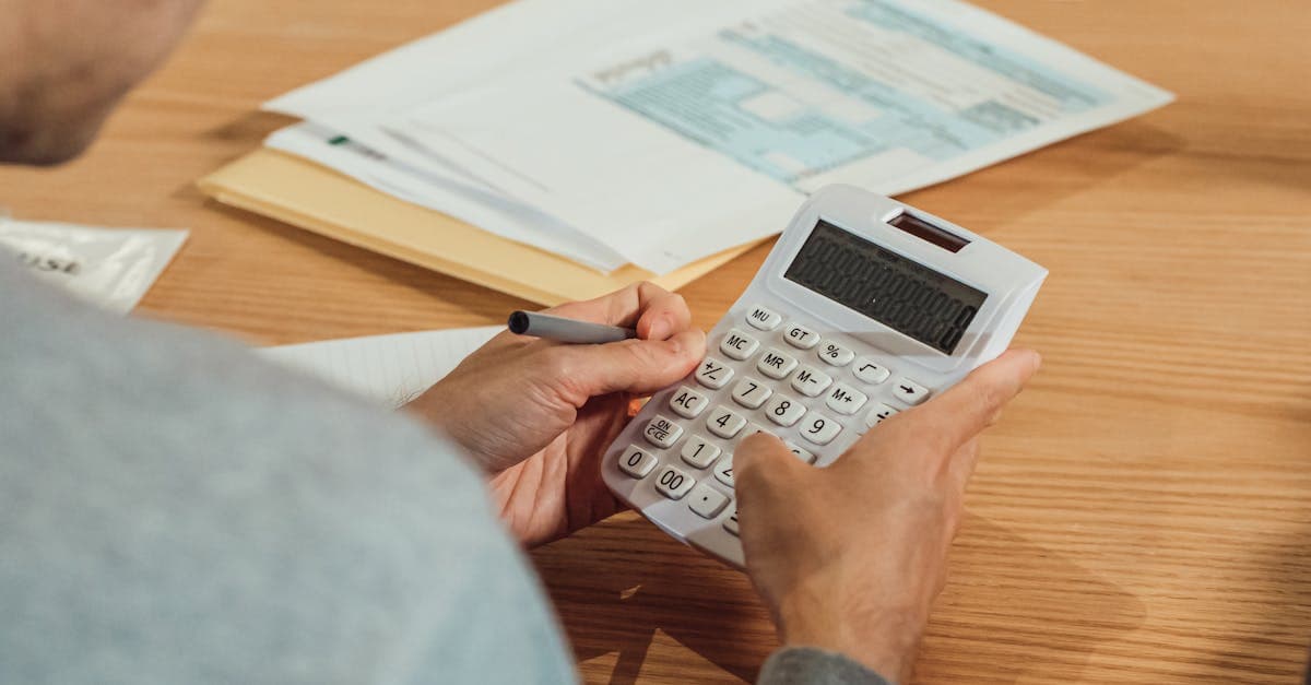 Side-by-side comparison of W-2 employee and 1099 independent contractor classifications