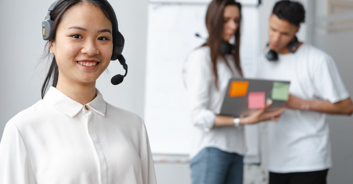 Collision detection alert showing another agent is already typing in a chat