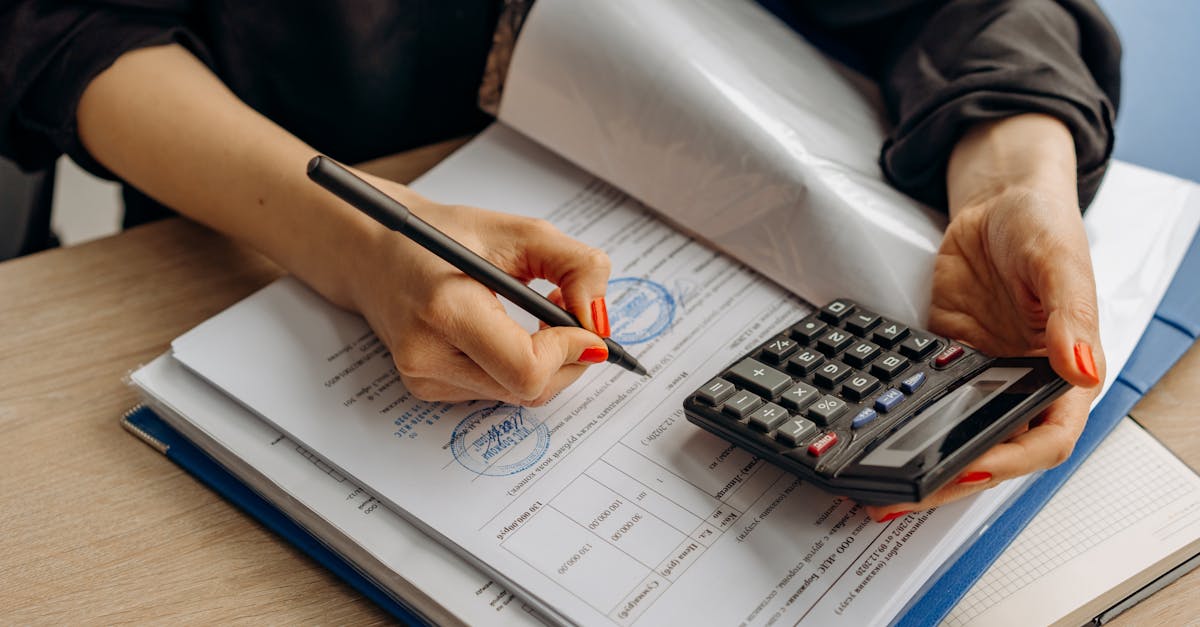 Side-by-side comparison of cash and accrual accounting methods for tax purposes